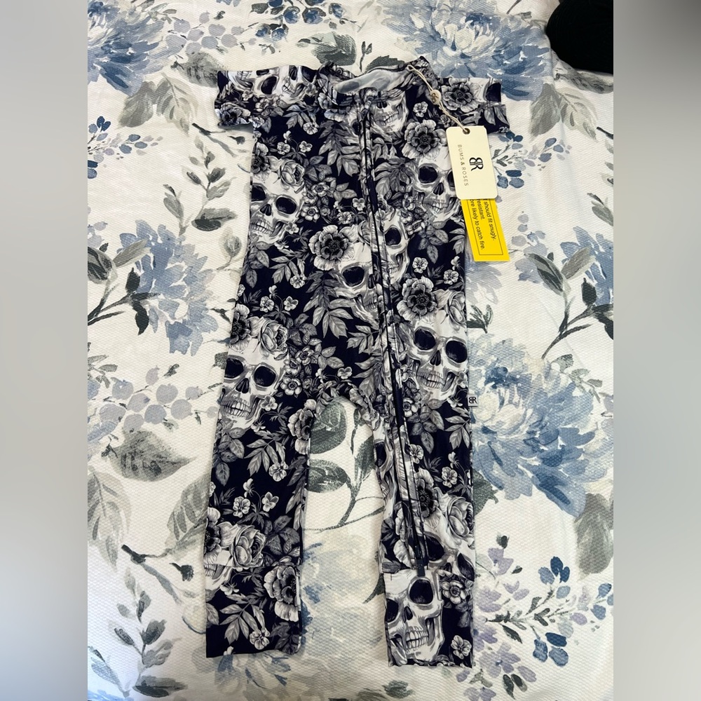 Bums and Roses Skulls Bodysuit - Picture 2 of 5